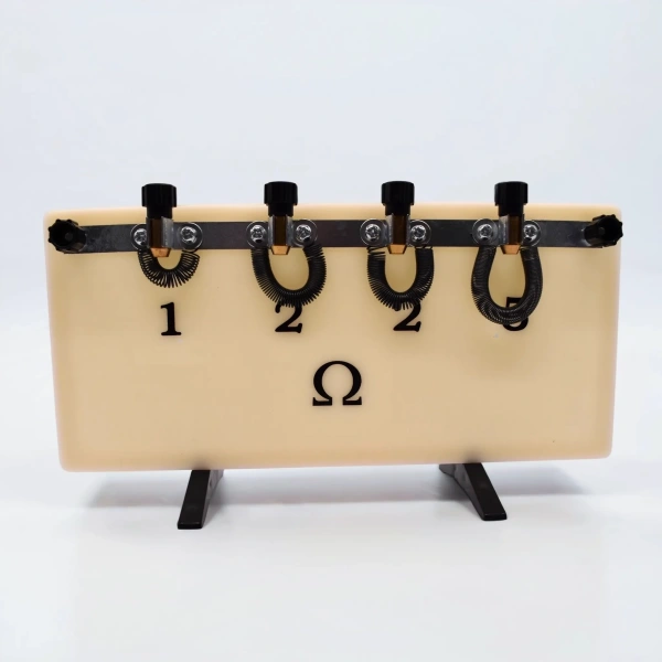 Набор резисторов на панели (магазин сопротивлений)